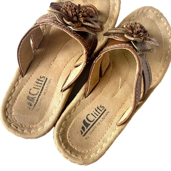CLIFFS by White Mountain "Carnation" Leather Flower Flip Flop Brown Size 6M - Picture 6 of 9